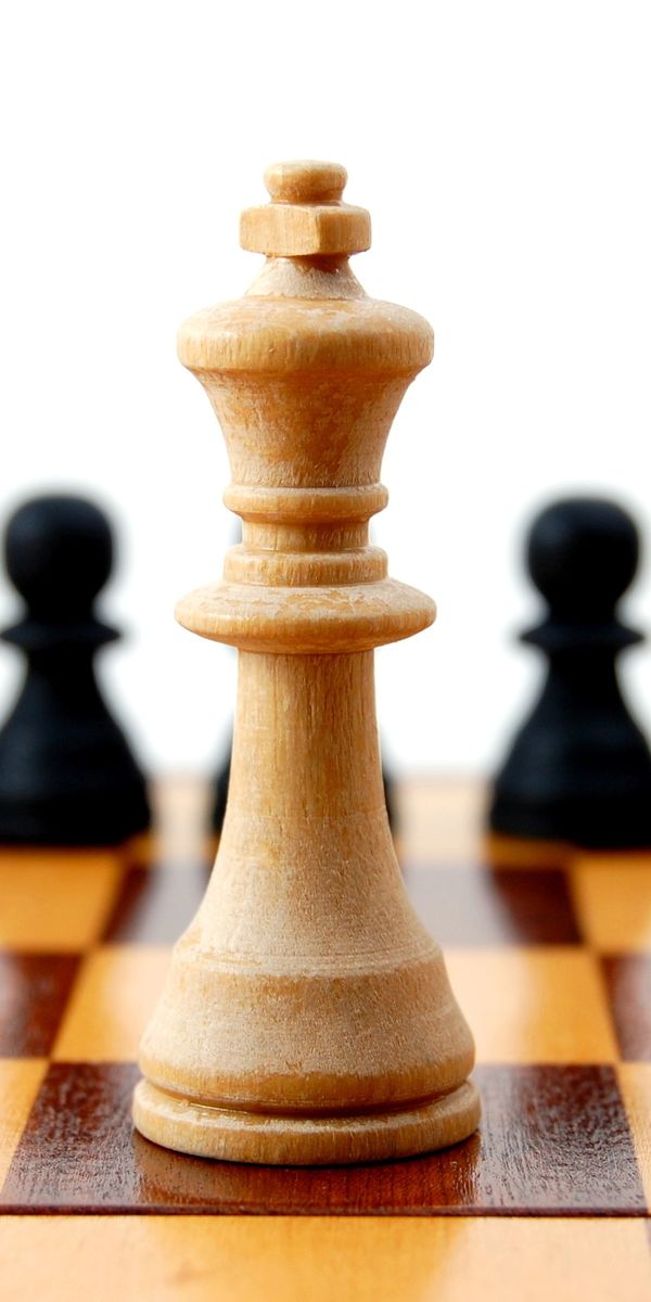 Elegant Chess Game Wallpaper: 4K Phone Background Featuring Classic Pieces