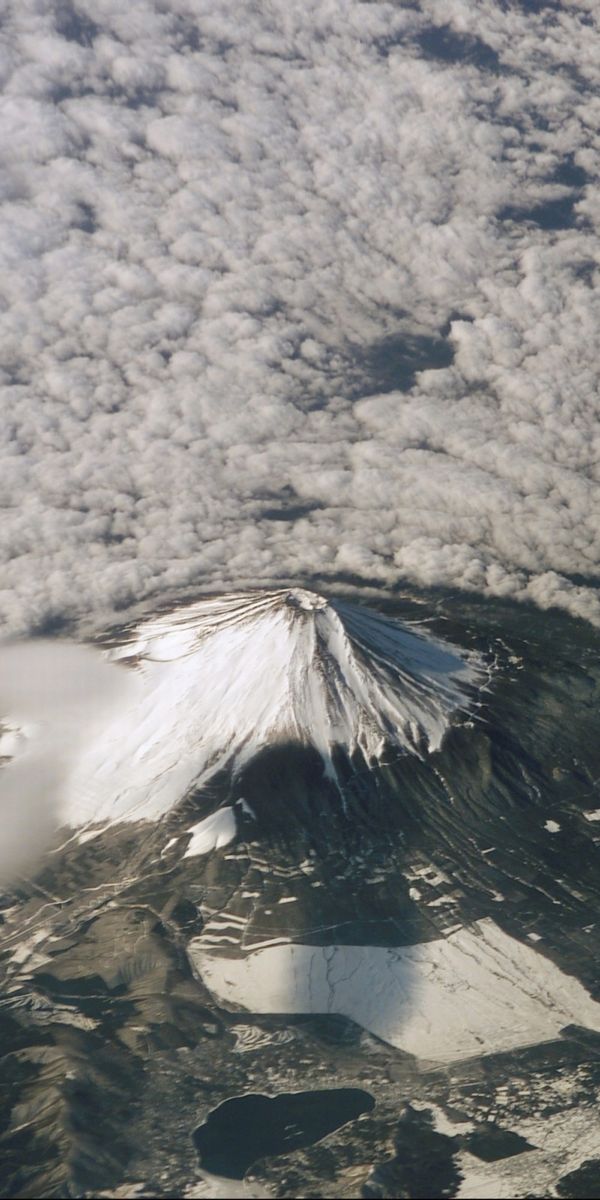 Breathtaking mountain wallpaper featuring snow-capped peaks and clouds