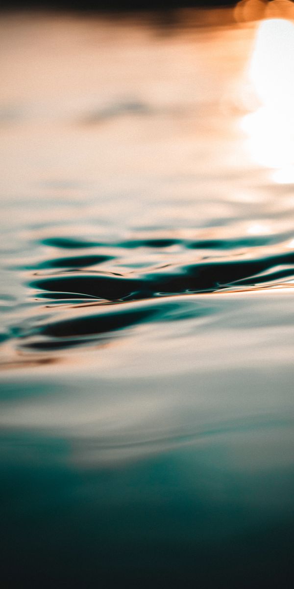 Captivating Macro Water Wallpaper: Smooth Surface with Light Reflections