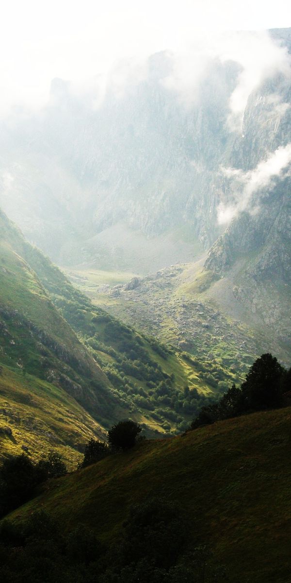 Majestic Asturias Mountains Wallpaper: A 4K Background of Nature's Beauty