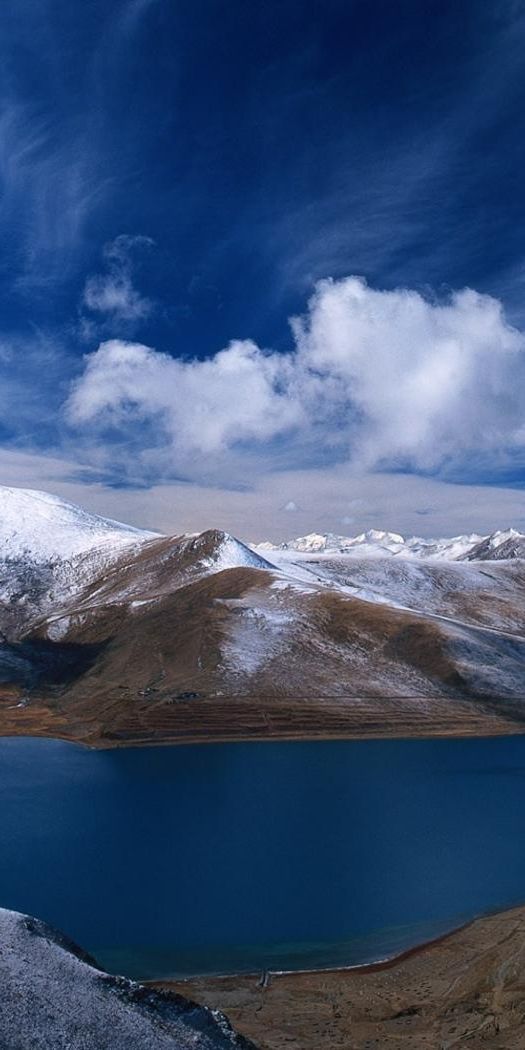 High-Quality View of Norway's Snowy Mountains and Serene Lake