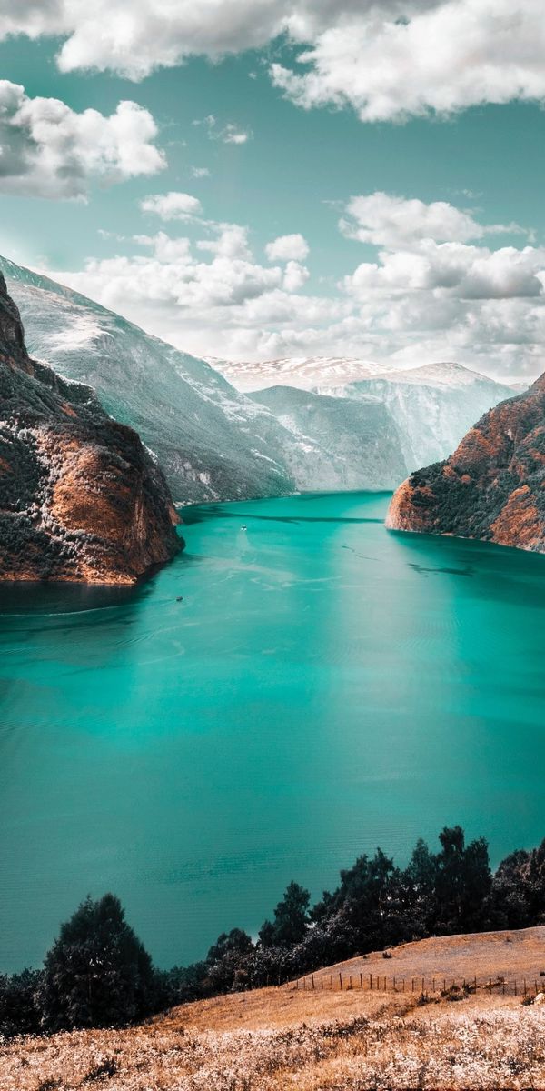 Breathtaking Mountain Lake Scenery Wallpaper