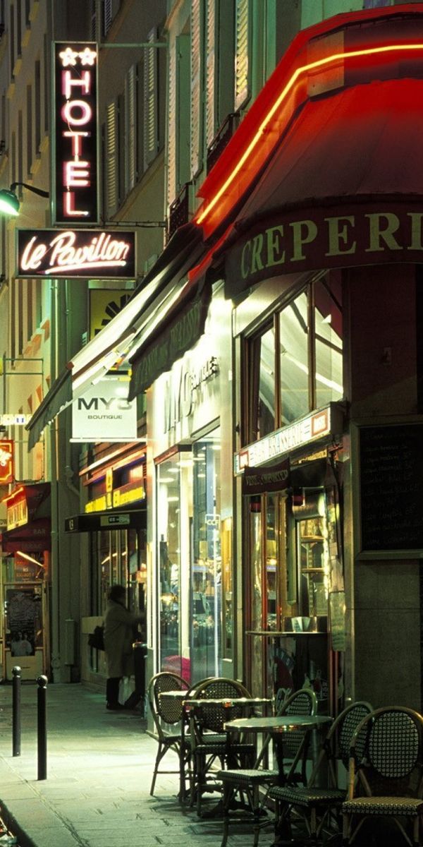 Enchanting Paris Phone Wallpaper: Nighttime Street Scene with Eiffel Tower