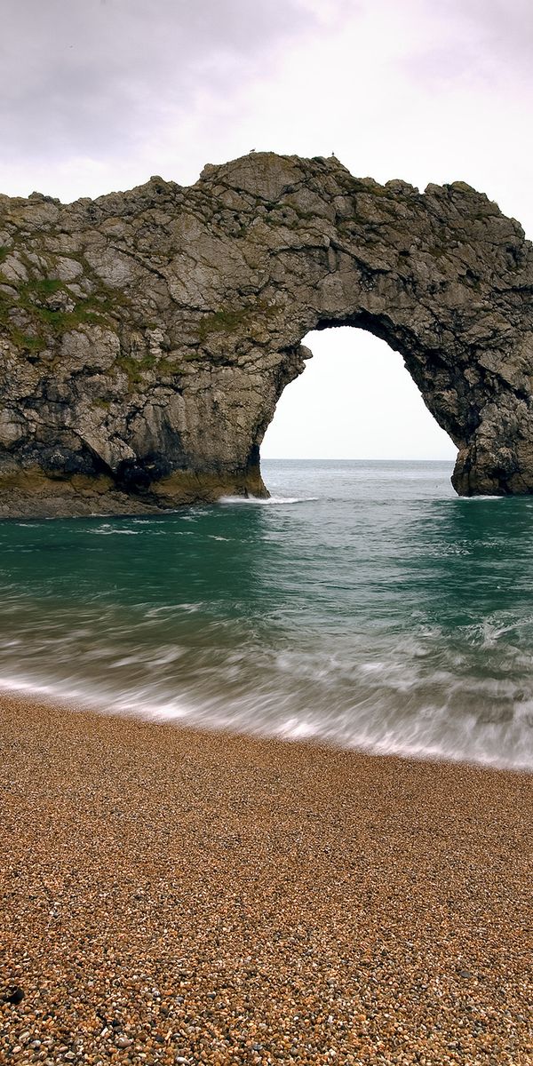 Durdle Door Beach Wallpaper: A Serene Coastal Landscape with Cliffs