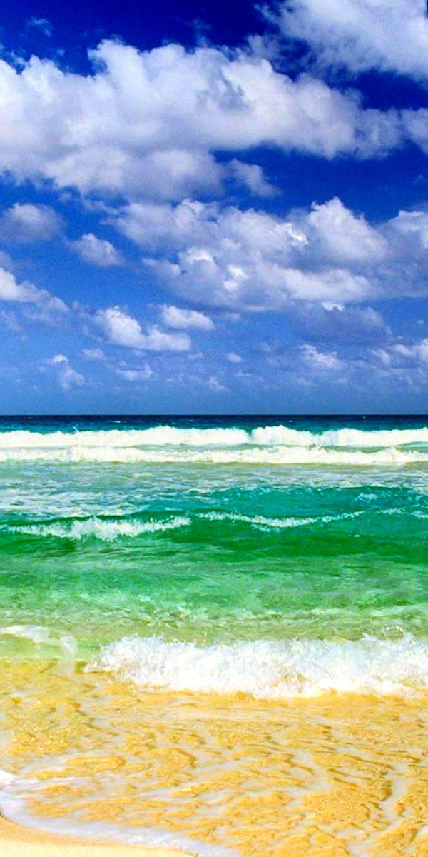 Breathtaking summer beach phone wallpaper featuring waves and a clear horizon