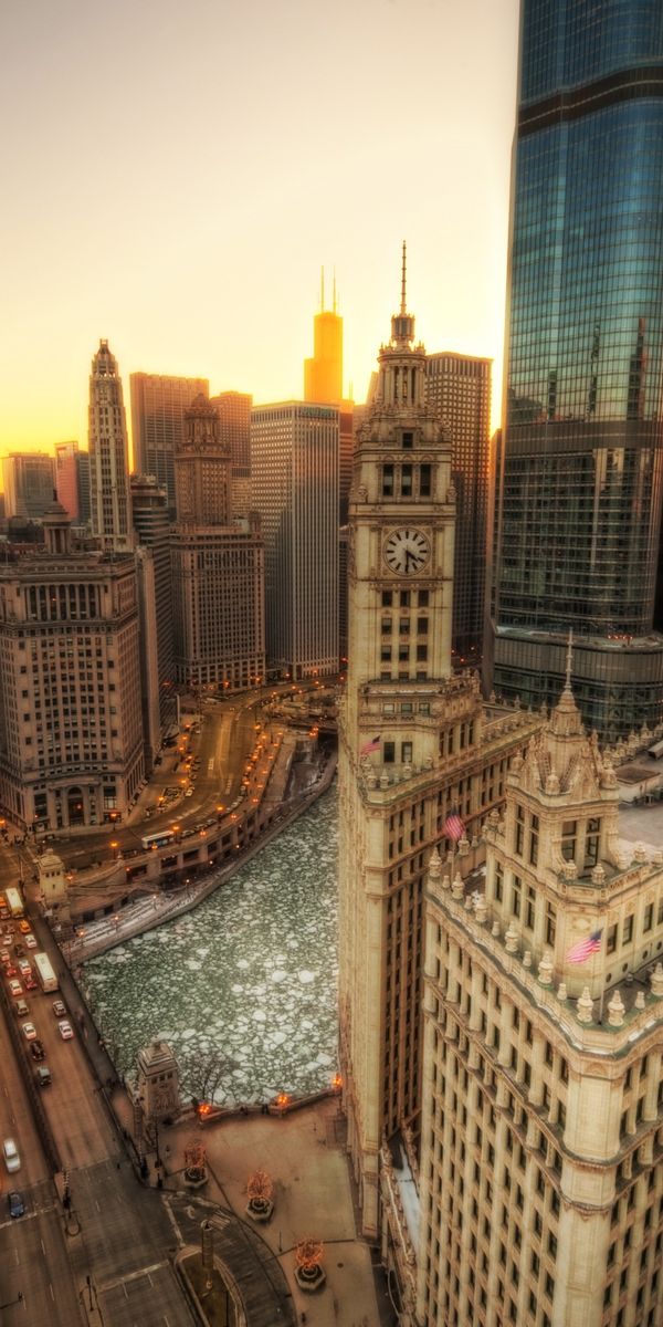 Breathtaking Chicago skyline wallpaper: a sunset view of the city