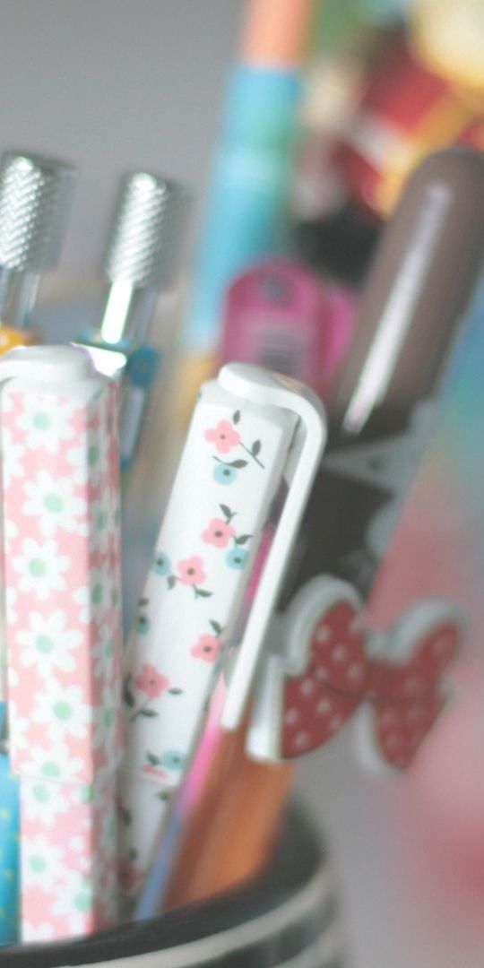Vibrant iPhone Wallpaper Featuring a Colorful Array of Pens and Pencils