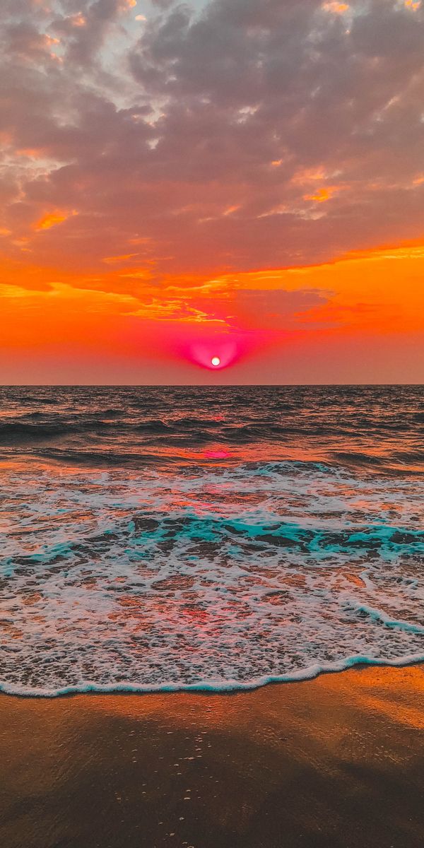 Beautiful Sunset Over Ocean Waves - Perfect Mobile Wallpaper
