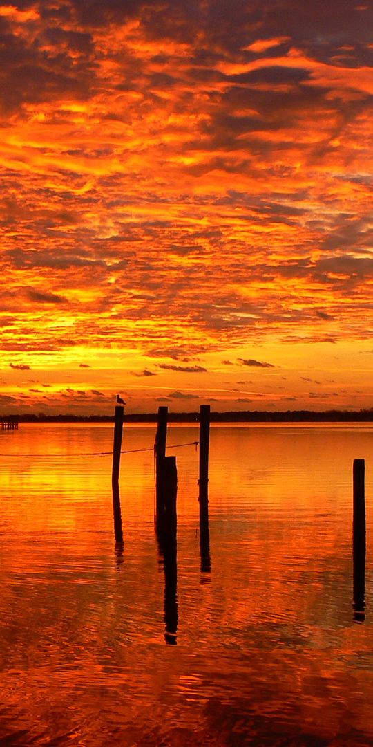 Breathtaking sunset wallpaper featuring vibrant colors and serene waters